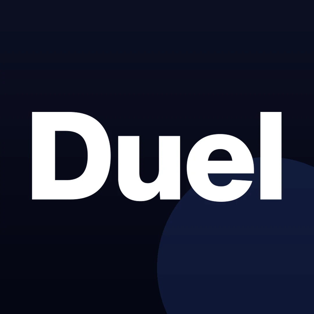 Kwadratowe logo Duel Casino na granatowym tle